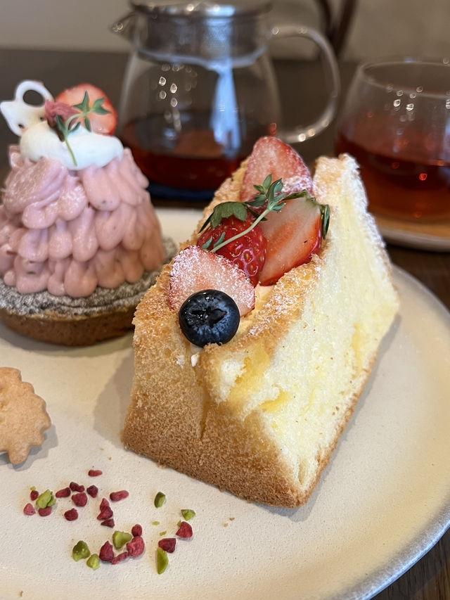 Charming Café with Delicious Sweets in Akebonobashi🌸