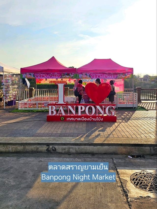 ตลาดสราญยามเย็น สุดชิลริมแม่น้ำแม่กลอง