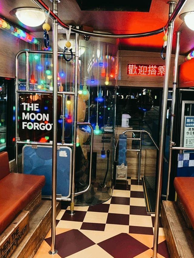 台北信義區的奇幻旅程：幾米月亮公車的浪漫邂逅