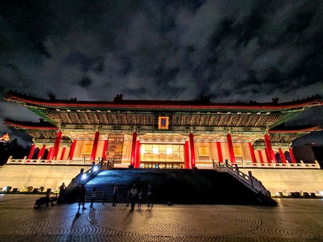 Chiang Kai-Shek Memorial Hall ในยามค่ำคืน