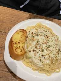 Indulge in Cozy Vibe and Yummy Foods at The Yard Café Miri! 🧀🌿