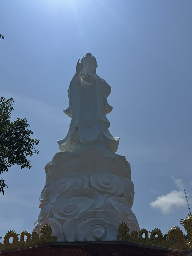《靜謐聖地：富國島護國寺的心靈洗禮》