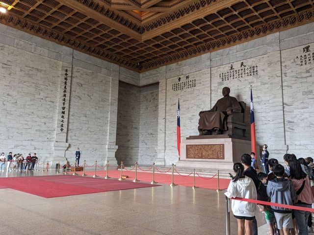 【台湾】巨大な蒋介石のブロンズ像と衛兵交代式を見る