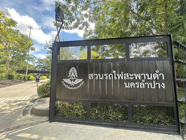 เที่ยวลำปาง ชมวิวสวนและรถไฟที่สวนรถไฟสะพานดำ