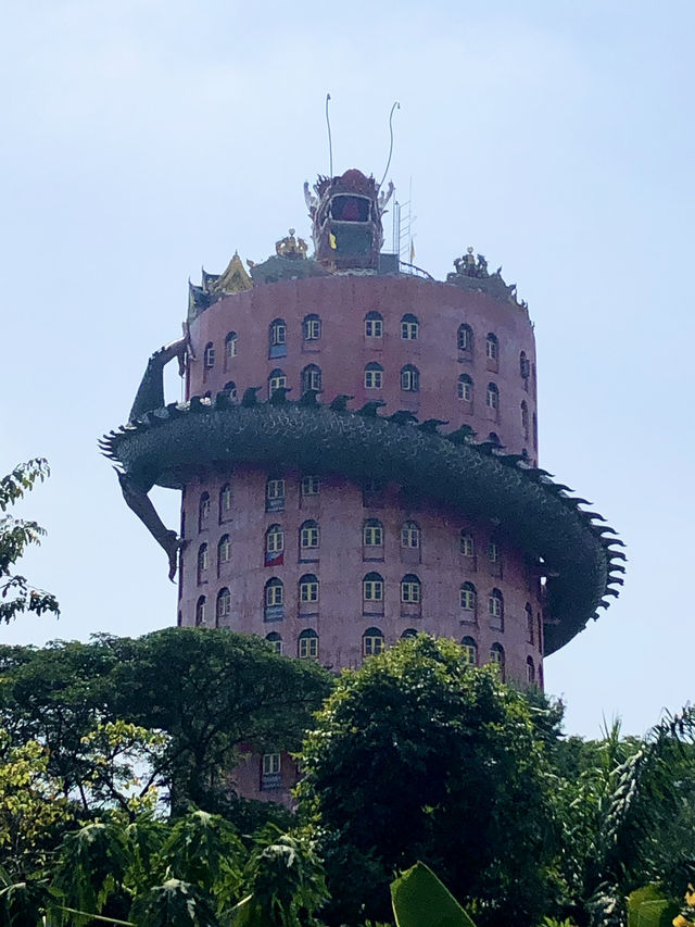 【ワット・サンプラン｜Wat Samphran】  “ドラゴンが巻きつくピンクの塔” 想像を飛び越える異世界寺院。