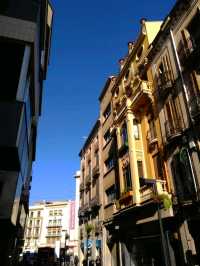 菲格拉斯 (Figueres) 是舊恩波達 (Alt Empordà) 縣的首府，橫跨赫羅納省內陸的河流平原