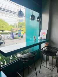 คาเฟ่น่านั่งที่กระทุ่มแบน Yours coffee & roaster