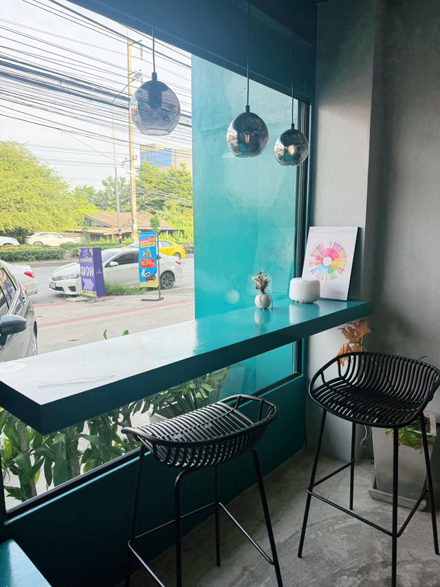 คาเฟ่น่านั่งที่กระทุ่มแบน Yours coffee & roaster