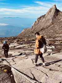 【Mt. Kinabalu：4095m 的自我對話】 ⛰️🚶‍♂️☀️💨