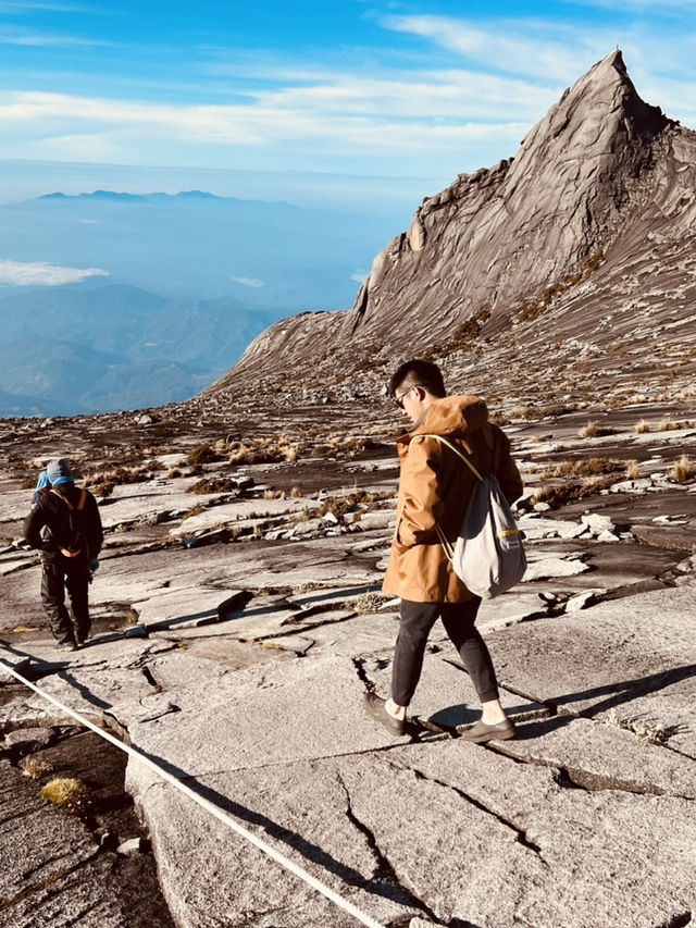 【Mt. Kinabalu：4095m 的自我對話】 ⛰️🚶‍♂️☀️💨