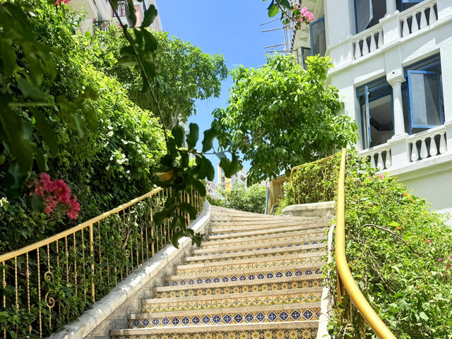 Thang Rồng – The Dragon Stairway of Sunset Town