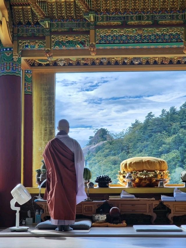 A Casual Stroll to Bongjeongam at Seoraksan