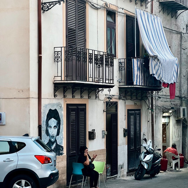 Palermo's Street Art: Raw and Moving! 🎨✨
