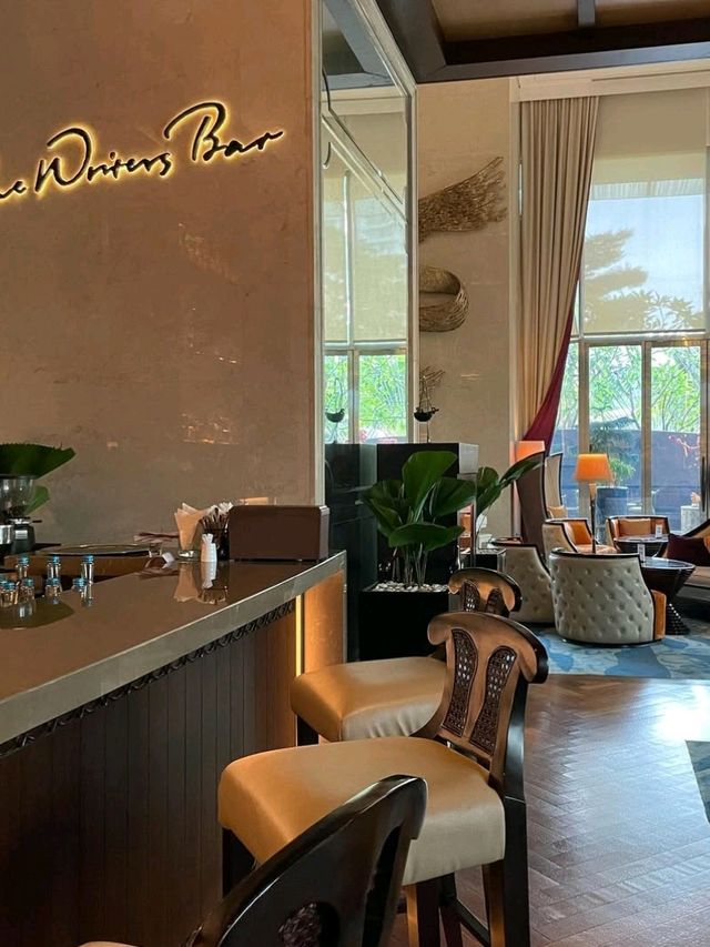 🇮🇩🌟 Jakarta’s Hidden Gem: Stay Classy at Raffles! 🏛️✨