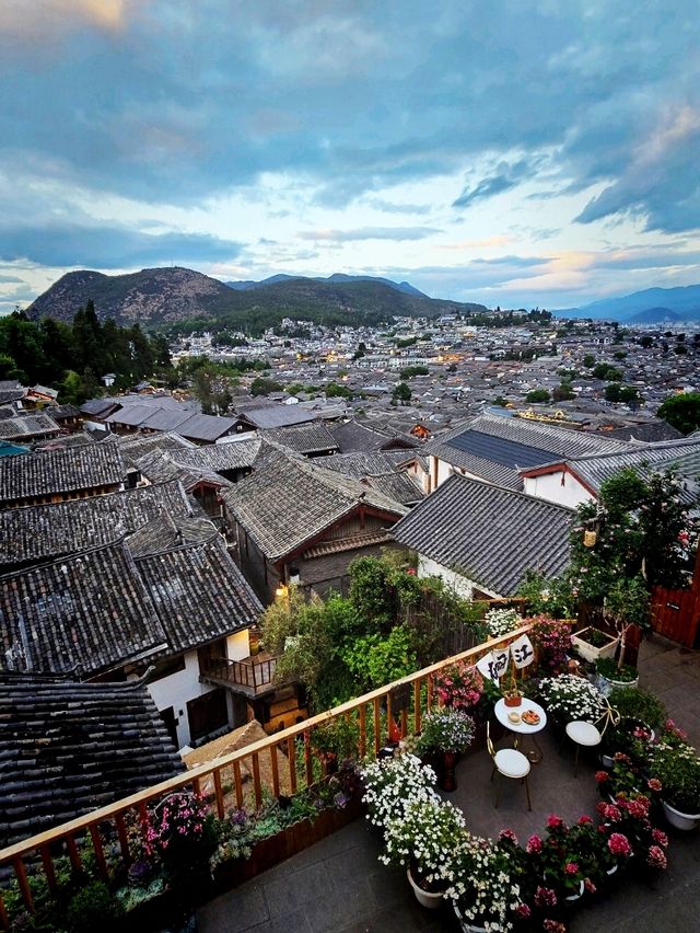 Dressed up and spend a day in lijiang ancient city