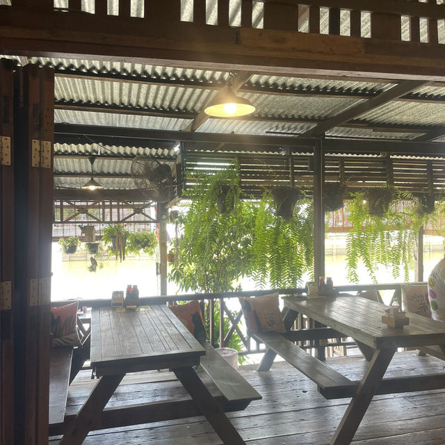 ร้านสี่แยกหัวตะเข้คาเฟ่แอนด์เกสต์เฮ้าส์ 
