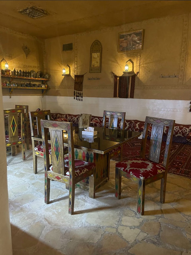 【一口咬進沙漠的靈魂：Najd Village 傳統料理餐廳體驗】