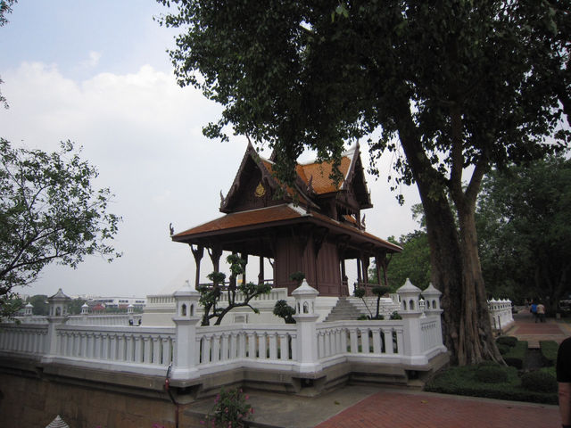 พาเที่ยวชมสวนสันติและป้อมพระสุเมรุ