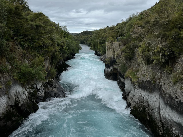 🌊 Huka Falls｜用爆發力演奏的藍色水交響曲 
