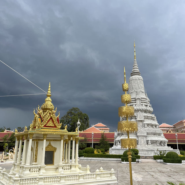 📍Unveiling Cambodia’s Regal Jewel: The Royal Palace in Phnom Penh 👑🇰🇭