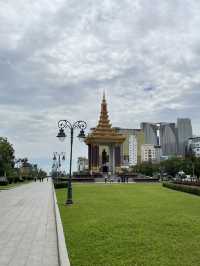 🇰🇭 Phnom Penh’s Heartbeat: Independence Monument at Sunset 🏛️🌇