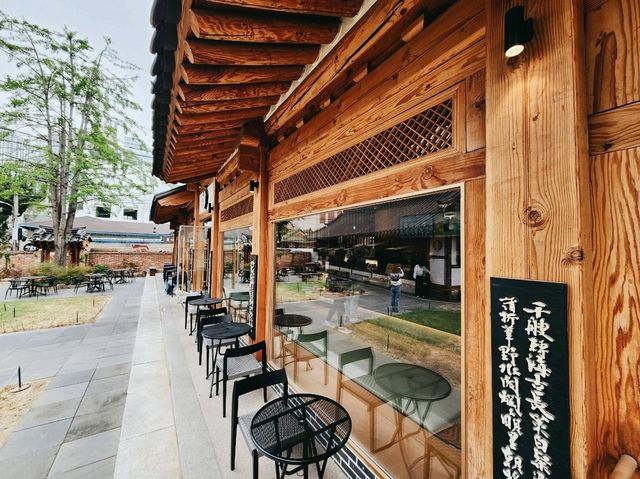 🏯【傳統與咖啡的邂逅】大邱韓屋星巴克：一杯咖啡的文化漫步