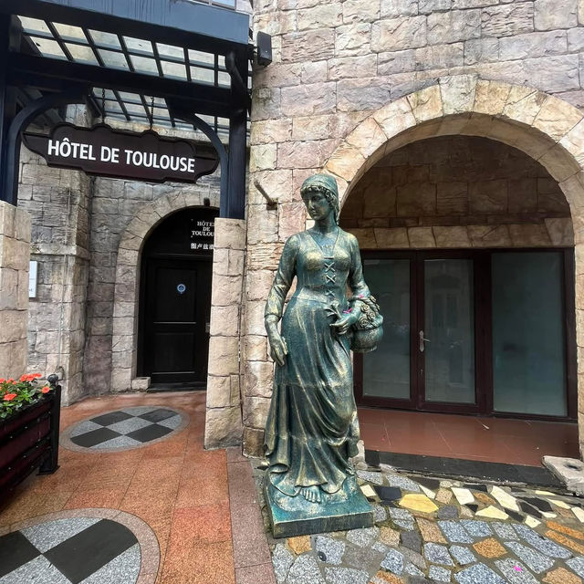 🏰 Lost in France… but in Vietnam?!