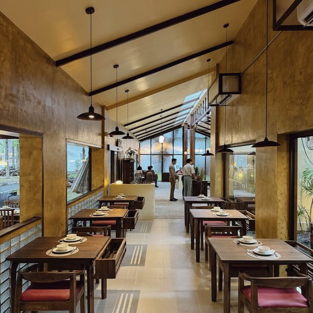 ทิวา & รษา Thai Kitchen and Café แบบสดใส 