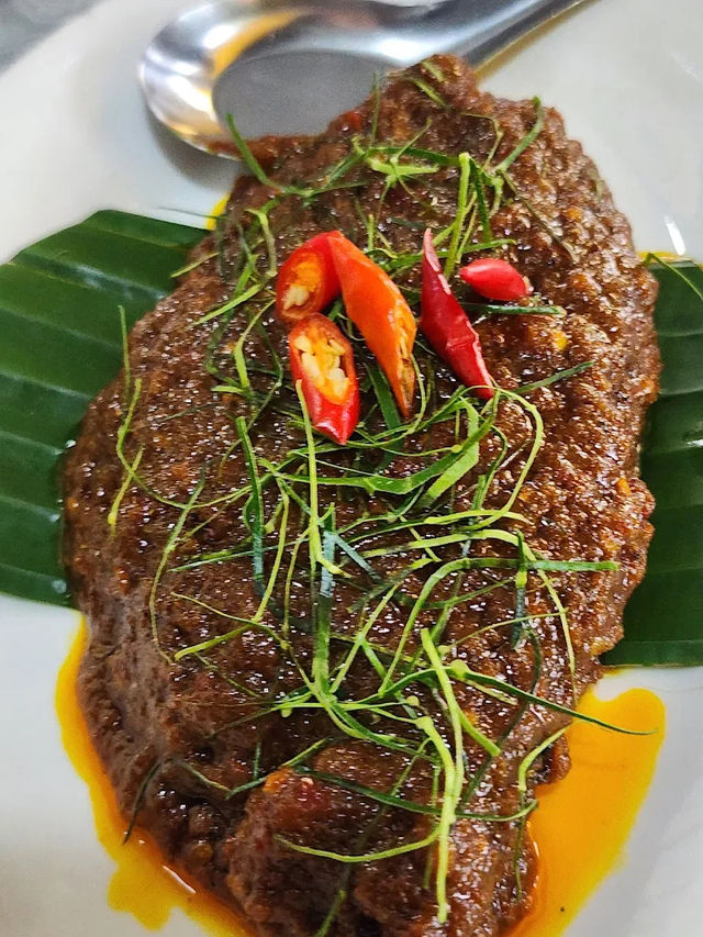 📍 “ต้นมะยม ภูเก็ต” – ร้านอาหารใต้รสเด็ด