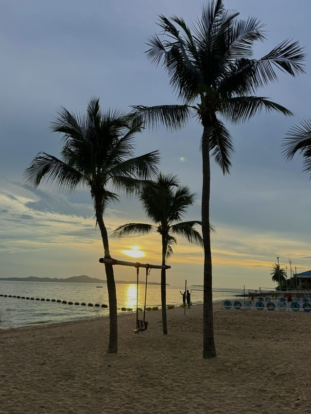 🏖️ “หาดจอมเทียน…ธรรมชาติสงบ งบเบา ๆ แต่ฟินเกินราค