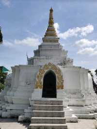 วัดกู้ ไหว้พระ ปากเกร็ด นนทบุรี .