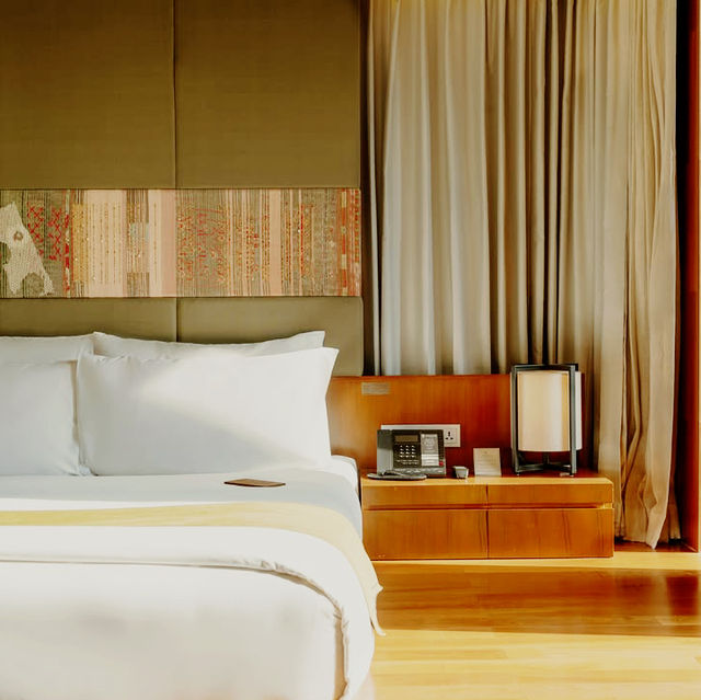 Organic Elegance and Urban Stillness