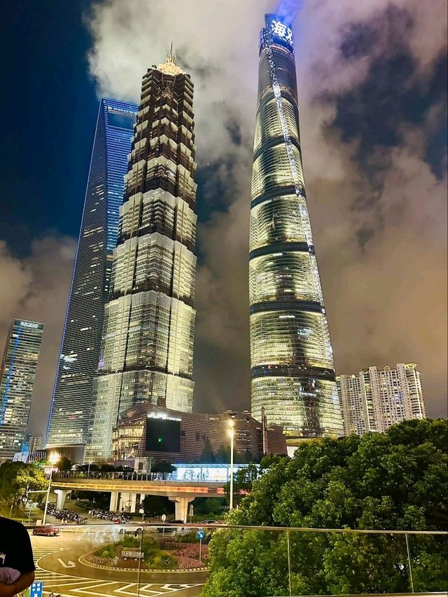 “Neon Dreams: Shanghai’s Colourful Nights”