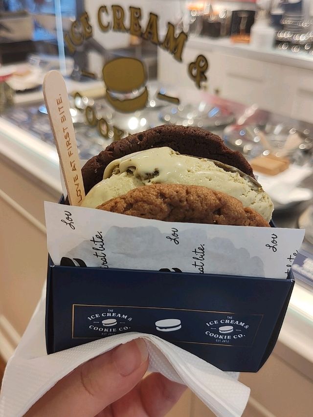 極邪惡 🍪曲奇雪糕三文治🍨