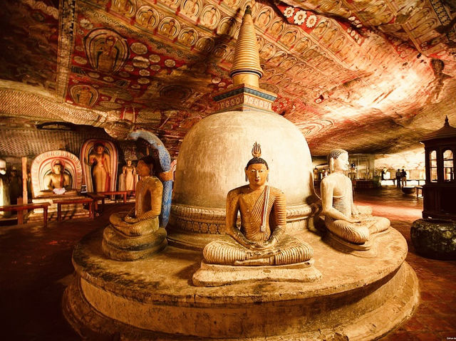 🏯✨ *Temple of the Sacred Tooth Relic (Sri Dalada Maligawa): Kandy’s Holiest Buddhist Shrine* 🦷🌸
