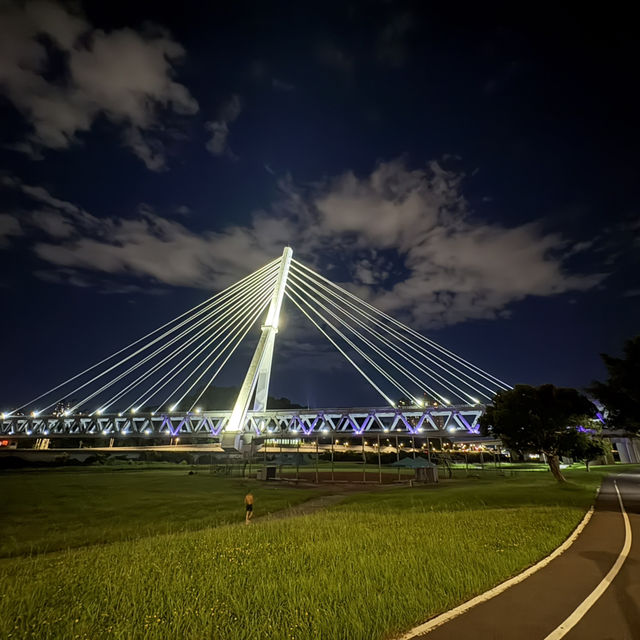 🌙 夜晚騎車散步　碧潭陽光橋輕旅行