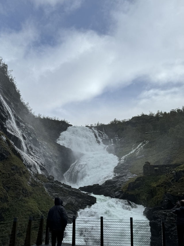 북유럽의 품에 안긴 마을, 플롬