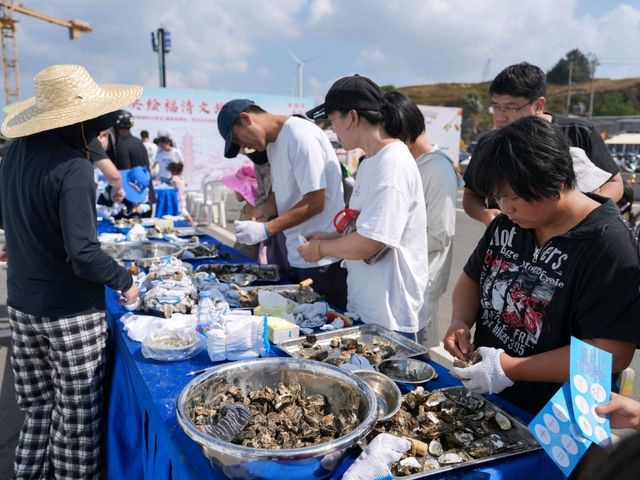 “Harvest by the River: Fuzhou’s Celebration at Niutouwei Wharf”