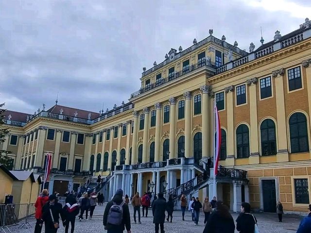 🏰🌷 Schönbrunn Palace – Vienna’s Golden Crown of History and Harmony