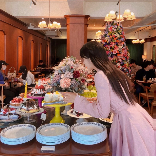 🍰 앤티크커피 연남점 — 클래식과 달콤함이 공존하는 감성카페공간