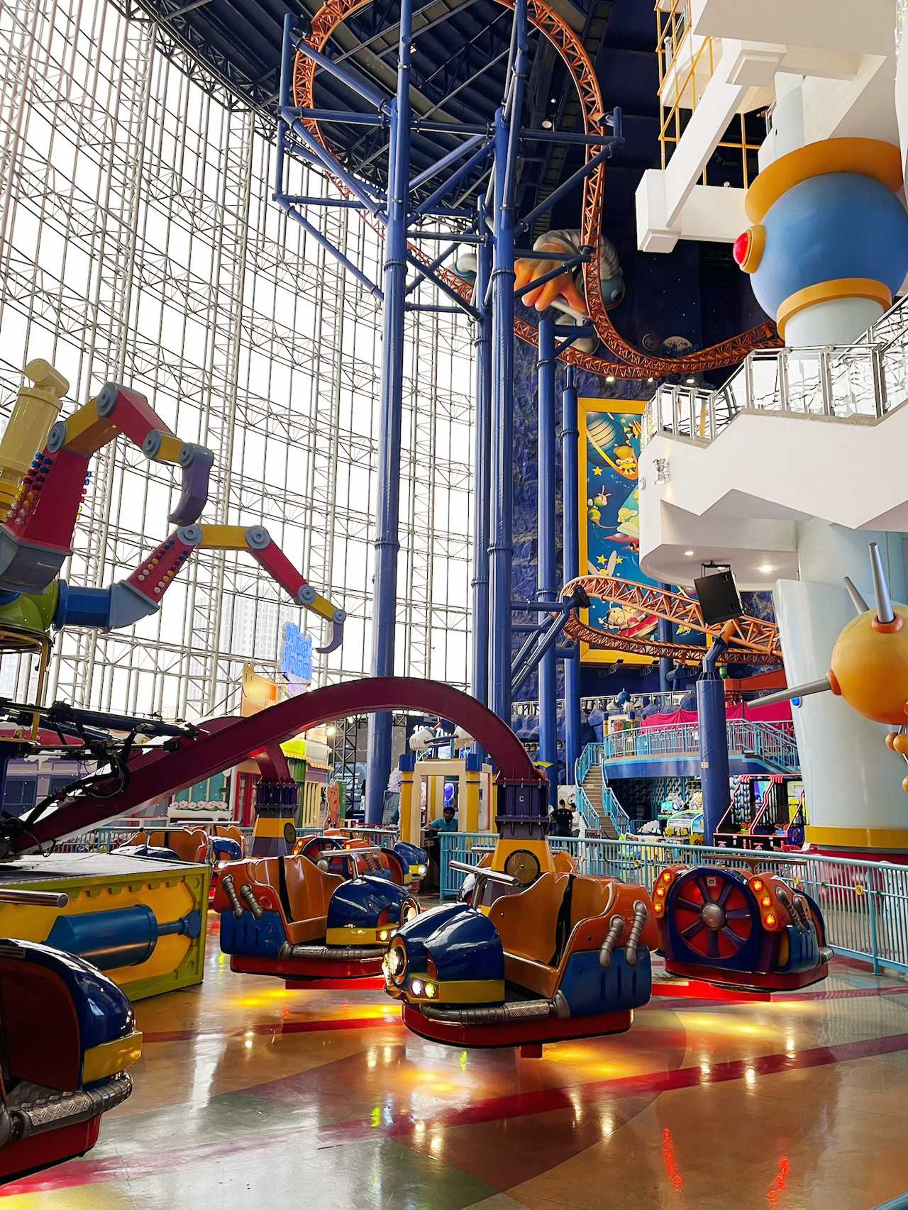 Di dalam Taman Tema Berjaya Times Square, Fantasy Garden terasa seperti melangkah ke dunia buku cerita. Sebuah korsel berwarna-warni yang diterangi lampu berkelap-kelip, wahana kereta api yang berkilauan, dan zona bermain seperti kastil memikat baik anak-anak maupun orang dewasa. Dengan banyaknya spot foto yang sempurna, ini benar-benar surga yang ajaib. Karena berada di dalam ruangan, tempat ini aman dan menyenangkan bahkan di hari hujan, menjadikannya pelarian yang unik dan mempesona tepat di dalam pusat perbelanjaan. Sebuah petualangan penuh keajaiban yang membangkitkan rasa takjub seperti anak kecil pada setiap orang!