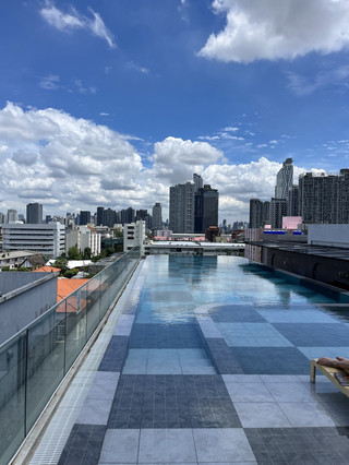 พักผ่อนสุดชิล เดินทางสะดวกที่ The Quarter On Nut by UHG 🏨✨
