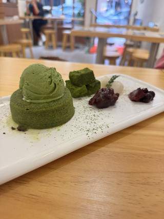 同朋友係旺角食tea, 抹茶控既我地揀左食甜品😆
抹茶心太軟伴抹茶雪糕 + 抹茶蕨餅
心太軟外層微脆,配上濃郁微苦的抹茶雪糕,冰火交融的口感真的絕配。旁邊的抹茶蕨餅軟糯,茶味回甘。
焙茶卷
蛋糕體濕潤綿密,中間的焙茶鮮奶油茶香帶有獨特的炭焙香氣,甜度控制得剛好,完全不會膩。
Shigaraki 宇治煎茶
最後配上一杯現沏的宇治煎茶,口感清爽清透。煎茶鮮明的草本香氣剛好中和了甜點的甜度,點這杯搭配簡直是完美的句號。
📍松加
旺角廣華街13號廣輝大廈地下15號舖