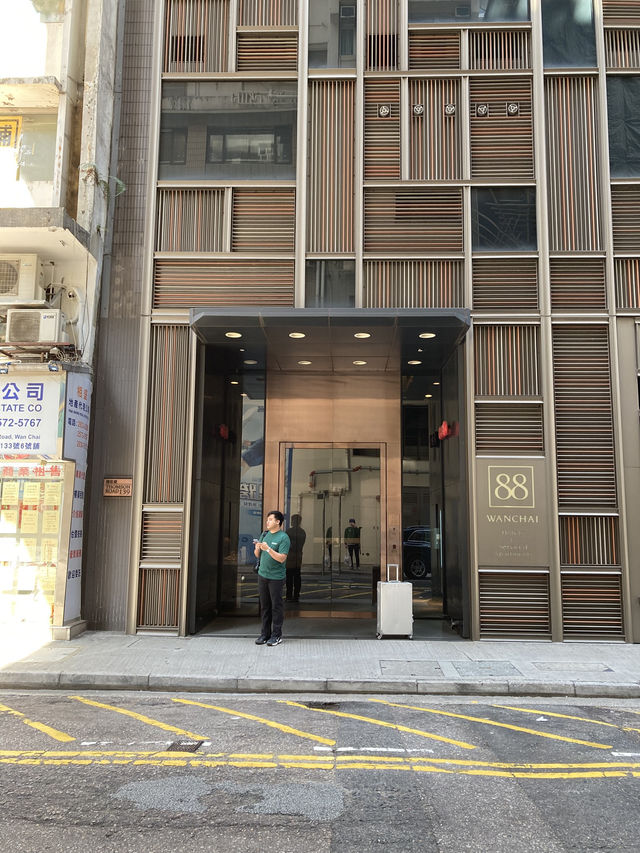 Hike from Wanchai 88 to Victoria Peak and walk down to Soho for vintage shops