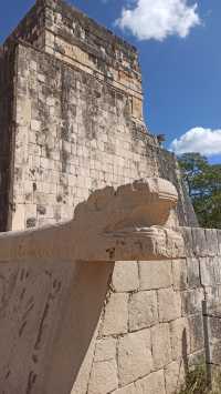 🌅 Early morning at Chichén Itzá – A Wonder of the World in Silence 🏛️✨