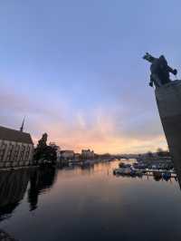 Sunset Serenade on the Limmat – Zürich’s Golden Hour Magic 🌊🌅 