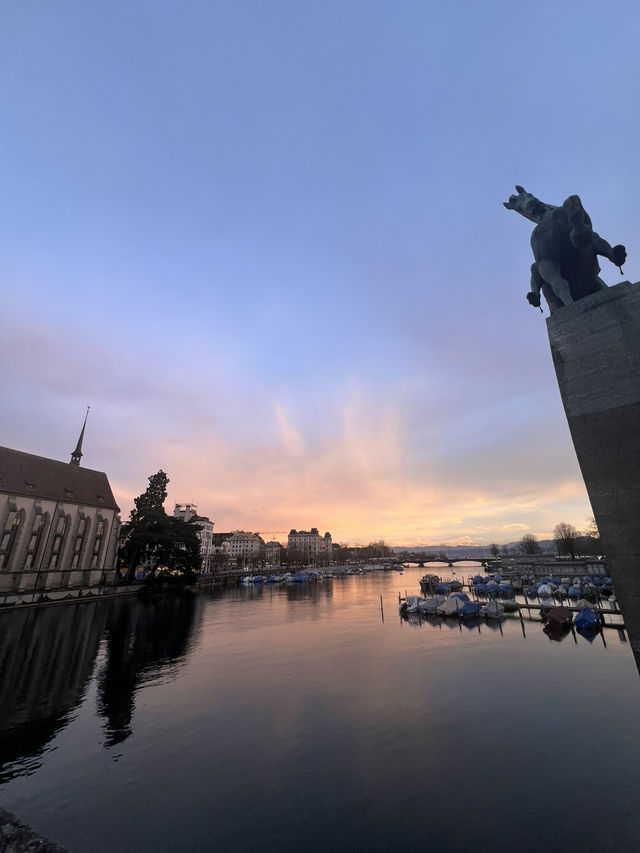 Sunset Serenade on the Limmat – Zürich’s Golden Hour Magic 🌊🌅 