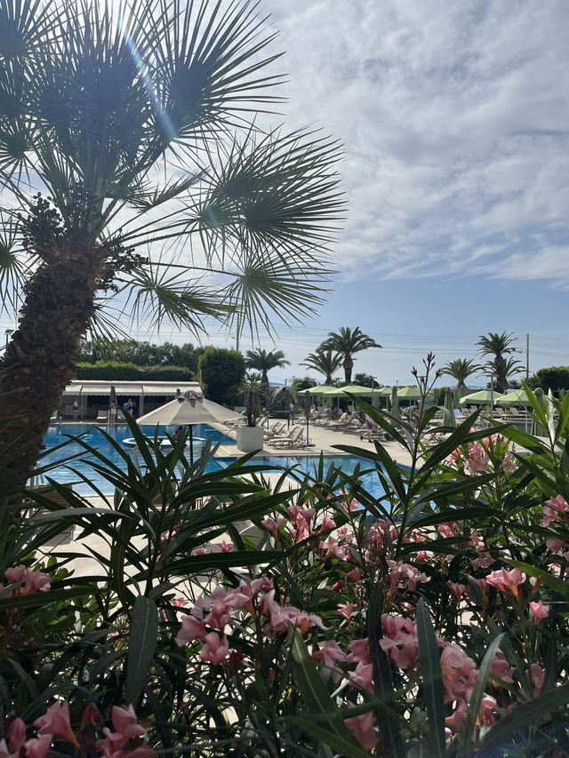 🌊☀️ #VouliagmeniVibes – A Hidden Gem Just Outside Athens 🇬🇷🍴