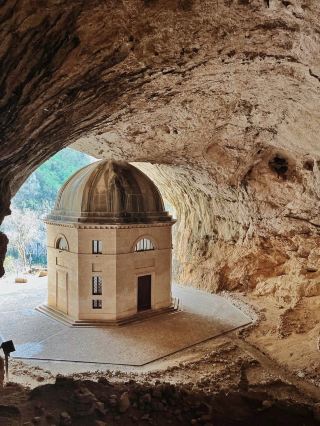 🇮🇹✨ วิหารวาลาเดียร์: ไข่มุกในใจกลางโขดหิน