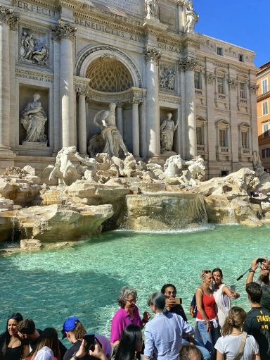 トレヴィの泉（Fontana di Trevi）。 | Trip.com ローマ